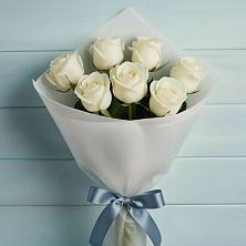 Букет 7 Белых роз Эдлесс Лав в Мухене