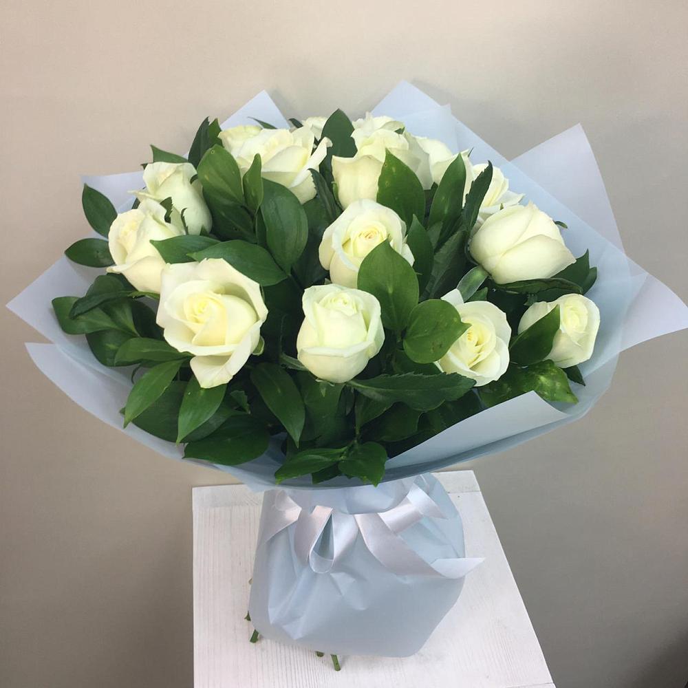 Букет 15 Белых роз Проуд в Мухене