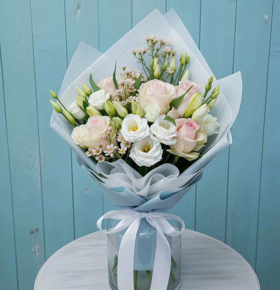 Букет цветов из: Розы и Лизиантусы в Мухене