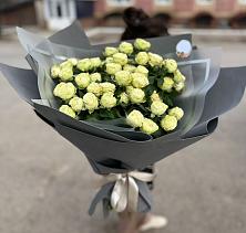 Букет Белые кустовые розы Солинеро в Мухене