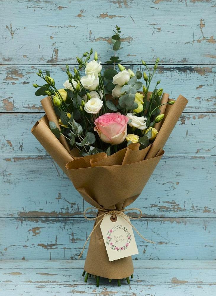 Букет цветов из: Розы и Лизиантусы в Мухене