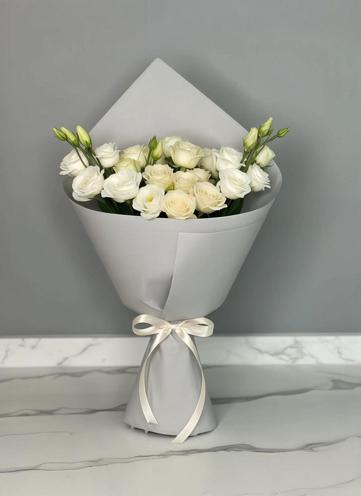 Букет цветов из: Розы и Лизиантусы в Мухене