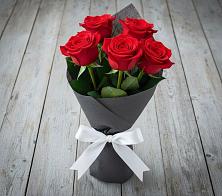 Букет 5 Красных роз Эдлесс Лав в Мухене