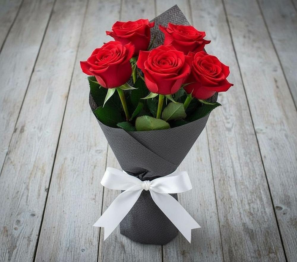 Букет 5 Красных роз Эдлесс Лав в Мухене