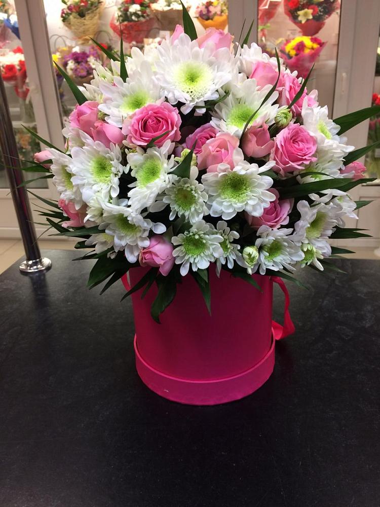 Цветочная композиция из Розы и Хризантемы в шляпной коробке в Мухене