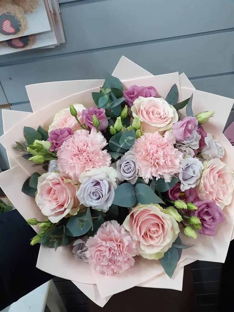 Букет цветов из: Розы, Гвоздики и Лизиантусы в Мухене